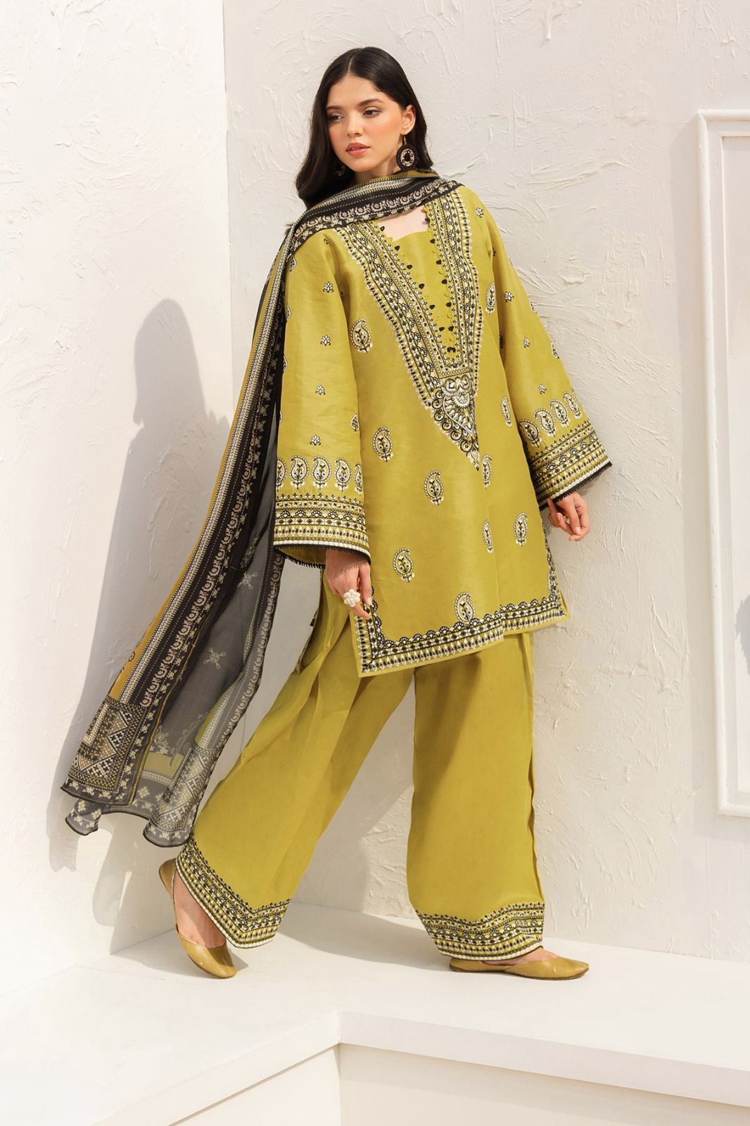 New Arrival Dhanak Heavy Embroidery Winter 3PC (1) New Arrival Dhanak Heavy Embroidery Winter 3PC - Image 1
