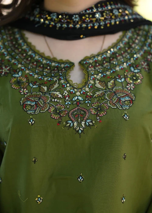 maham luxury store (4) Luxury Embroidered Dhanak 3PC - Image 1